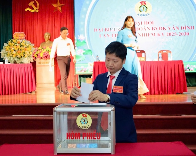 第XXX回総会、任期2025年から2030年、ヴァンディン総合病院労働組合は、毎年約25件の科学研究テーマまたは改善イニシアチブを実施することを目標としています。写真:クエ・トゥアン