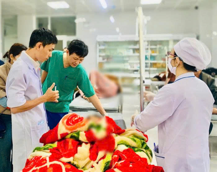 꽝응아이성 종합병원에서 치료를 받고 있는 학생들. 사진: 꽝응아이성 종합병원