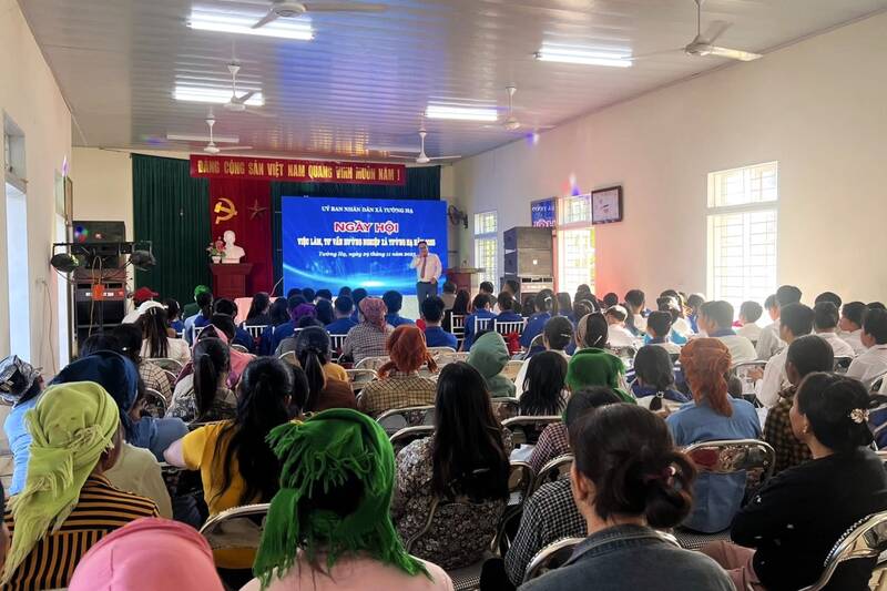 Ngay hoi tu van huong nghiep, gioi thieu viec lam xa Tuong Ha. Anh: Nhat Minh