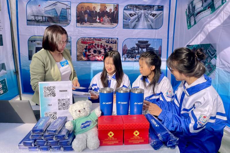 Gia Phu si si Tuong Ha 코뮌에서 약 2 000명이 취업 상담 및 직업 지도를 받았습니다. 사진: Truong Son