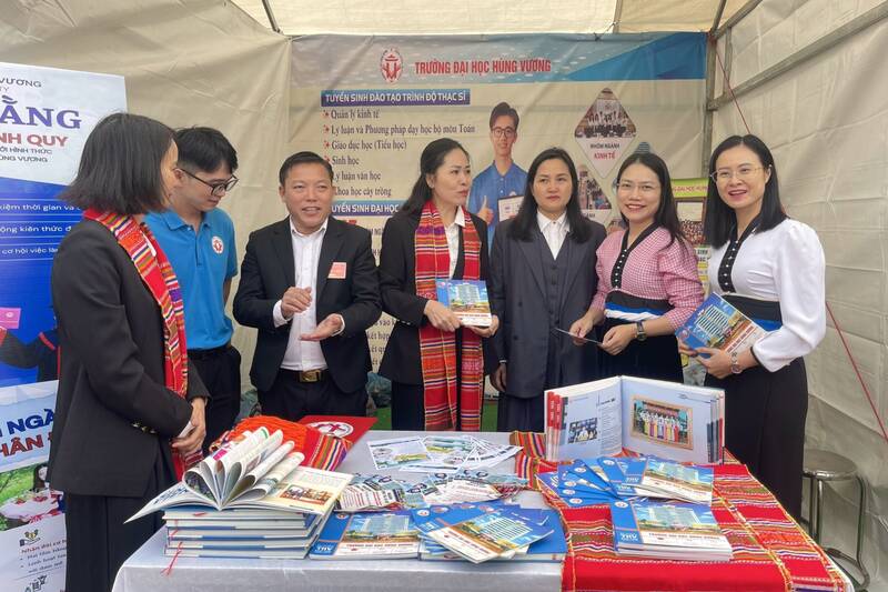 Ngay hoi tu van huong nghiep, gioi thieu viec lam tai xa Gia Phu. Anh: Nhat Minh