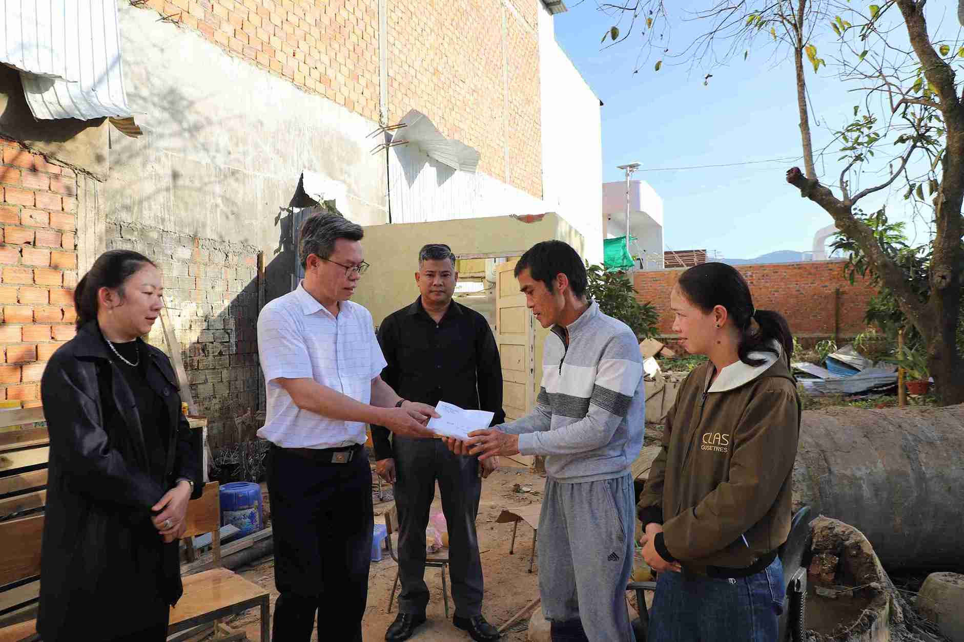 D'ran 코뮌(Lam Dong) 지도자들은 홍수 후 집이 무너진 가정을 적시에 방문하여 위로하고 지원금을 전달했습니다. 사진: Phuc Khanh