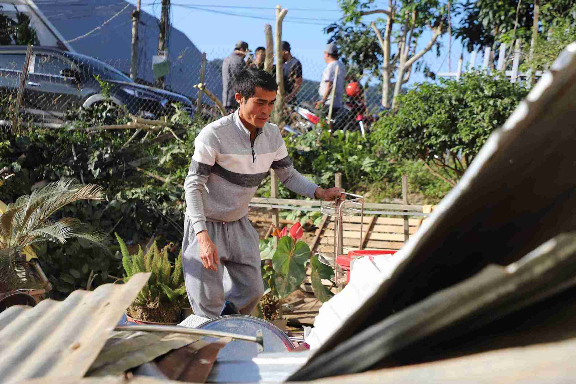 Ong Le Quoc Minh ben can nha cap 4 cung cua hang tap hoa bi nuoc lu cuon troi. Anh: Phuc Khanh