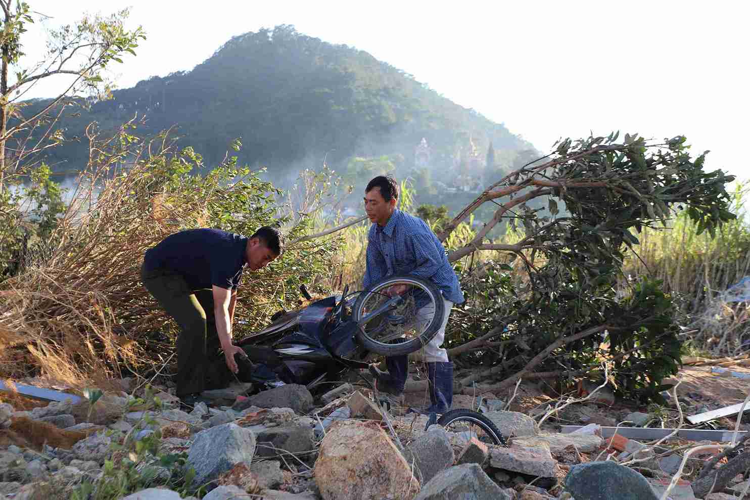 Sau lu, nhung gi sot lai cua hang tram ho dan xa D'ran la canh tan hoang. Anh: Phuc Khanh