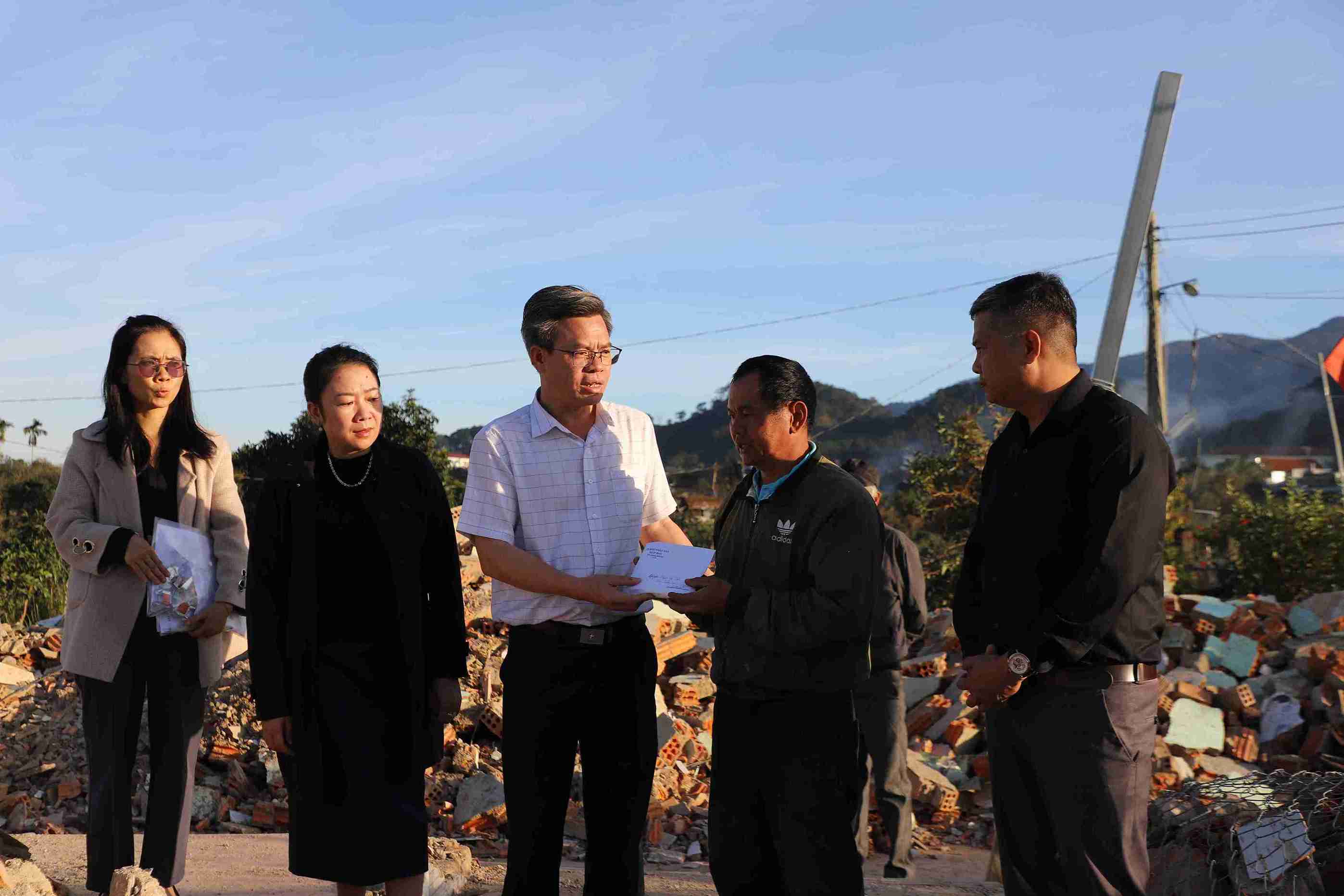 Lanh dao xa D'ran tham hoi, trao ho tro 40 trieu dong cho gia dinh ong Tran Van Phu xay lai nha moi. Anh: Phuc Khanh