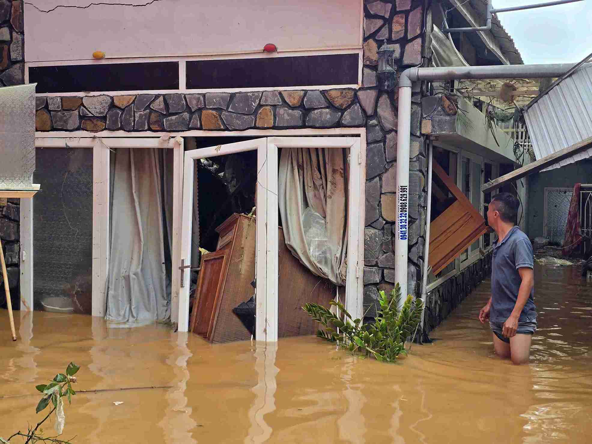 Nha cua, tai san cua nguoi dan xa D'ran bi nuoc lu nhan chim. Anh: Phuc Khanh