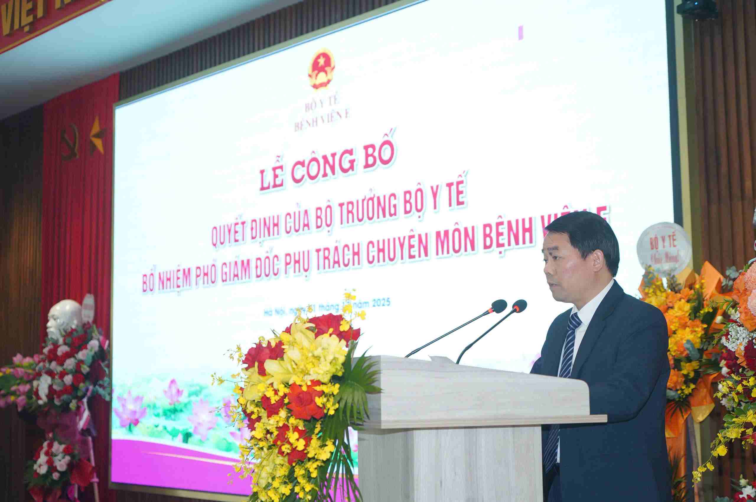 Tan Pho giam doc Benh vien E Vu Hong Anh phat bieur tai buoi le. Anh: Minh Vu