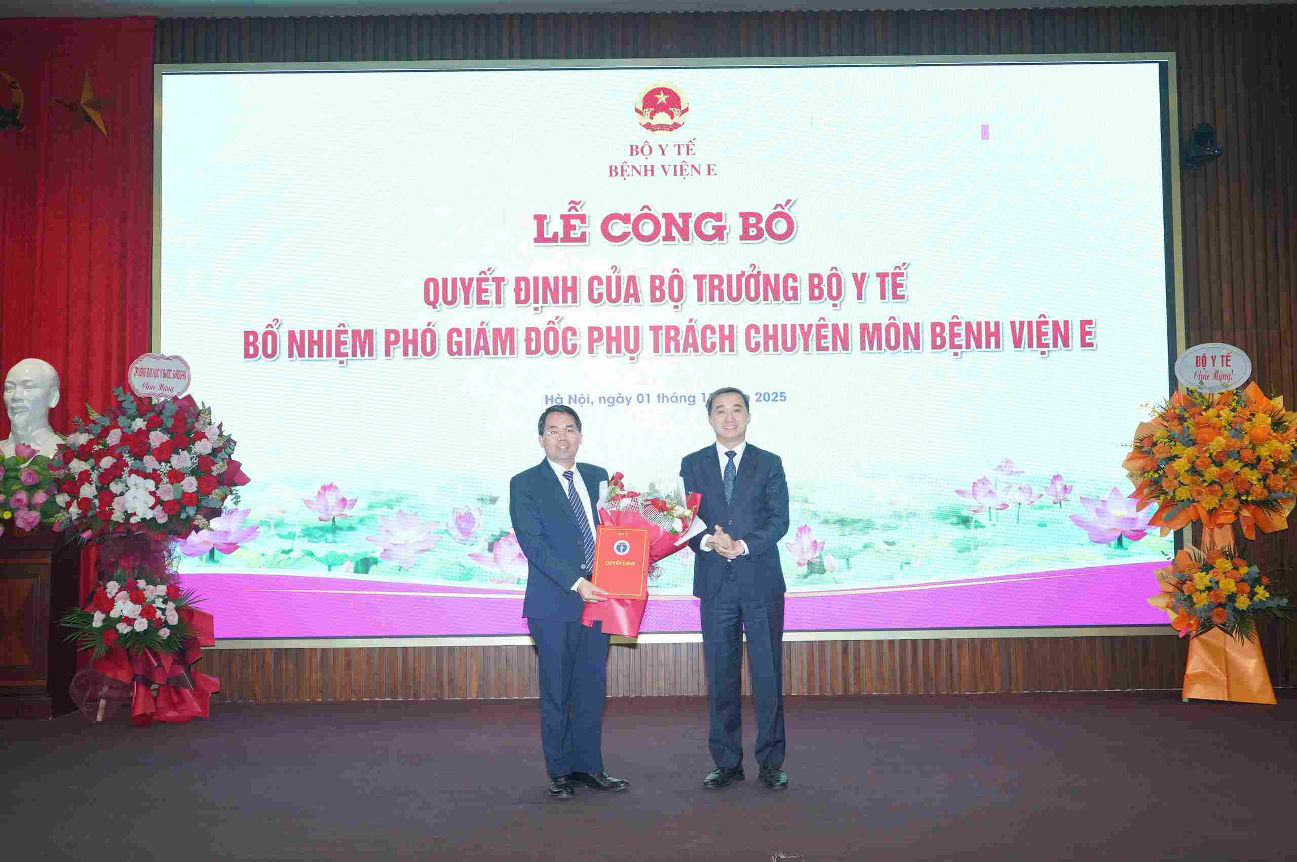 Thu truong Bo Y te Tran Van Thuan trao quyet dinh bo nhiem Pho giam doc phu trach chuyen mon Benh vien E cho tan Pho giam doc Vu Hong Anh. Anh: Minh Vu