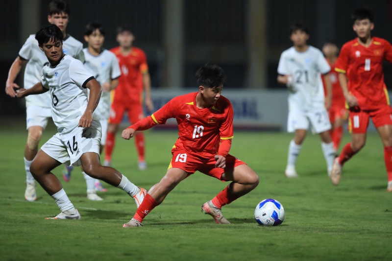 Le Vietnam U17 rencontre la Malaisie U17 lors du match décisif des éliminatoires du Championnat d'Asie U17 2026. Photo : Minh Dân