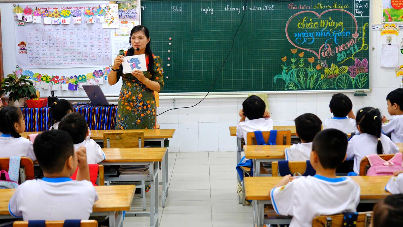 Mot buoi hoc tieng Anh cho hoc sinh lop 1 tai Truong Tieu hoc Vo Truong Toan (phuong Cai Khe, TP Can Tho). Anh: My Ly