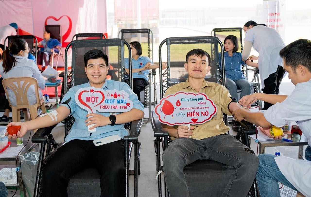 輸血が必要な患者を支援するために献血された義理人情の血液。写真:Sumidenso Vietnam