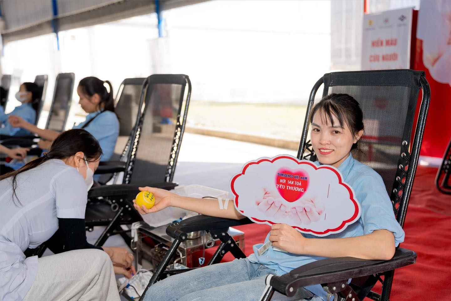 Nhieu doan vien tre tich cuc huong ung hoat dong hien mau cua Cong doan co so. 