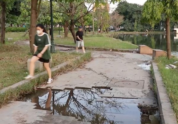 Nguoi dan nom nop lo so vi cong vien Mai Dich hu hong, xuong cap nghiem trong. Anh: My Linh