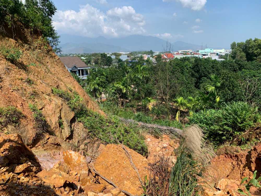 Nhieu ho dan song duoi chan nui So thap thom lo au moi mua mua bao. Anh: Thanh Huyen