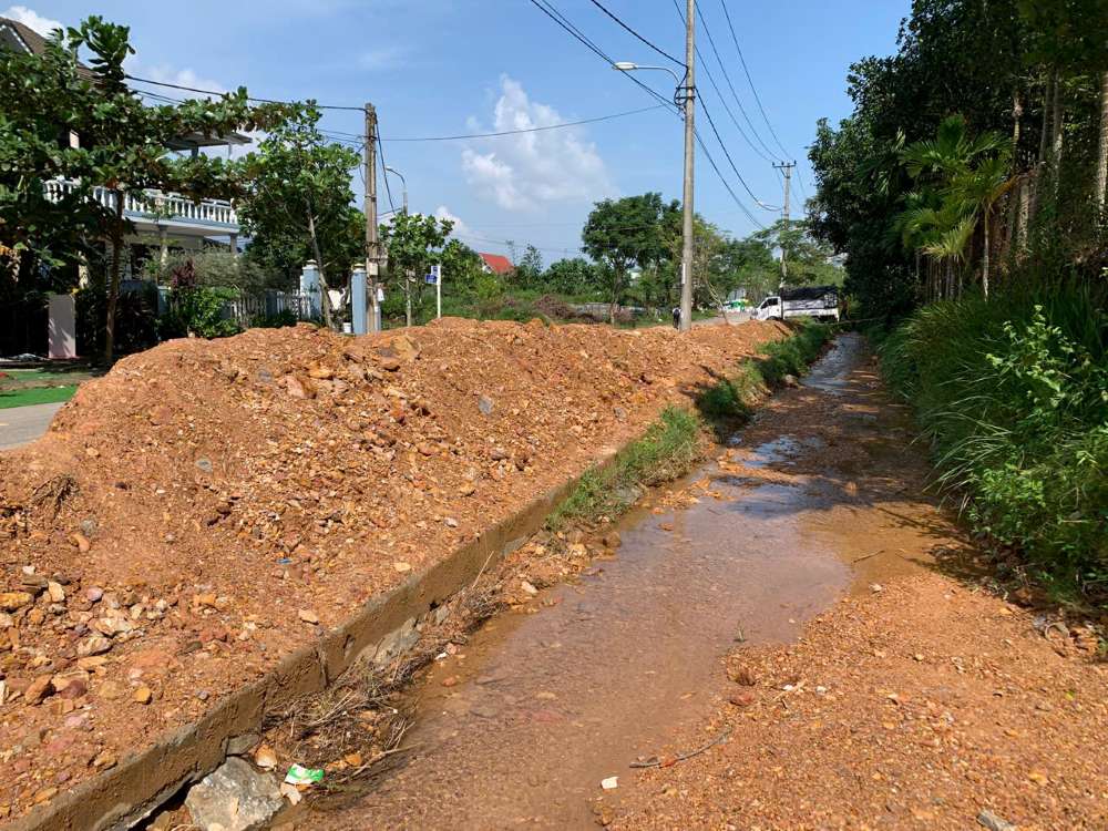 Mot so ho dan cho biet da co nhieu lan dat da tran xuong ngay truoc nha, sau cac dot sat lo, luc luong chuc nang dua xe muc den thu don. Anh: Thanh Huyen