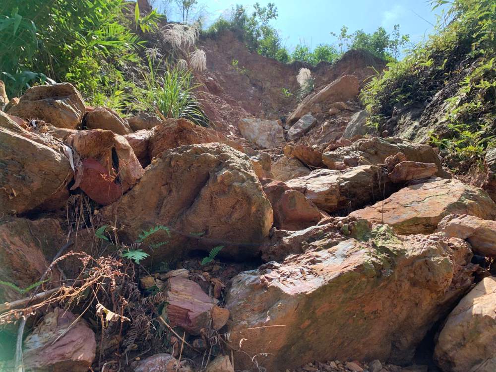 Khu vuc nui So dat da truot xuong, de lo nen dat do va lop dat da vun phia duoi. Anh: Thanh Huyen