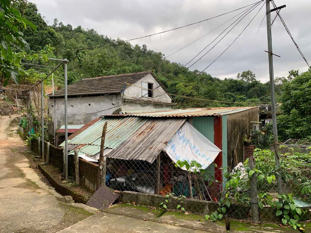 Ho dan song o thon An Ngai Tay, phuong Hoa Khanh, TP Da Nang luon nom nop lo so dat da sat xuong. Anh: Thanh Huyen