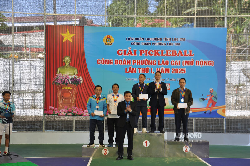 Trao giai thuong cho cac ca nhan, tap the co thanh tich xuat sac tai giai dau. Anh: Dinh Dai