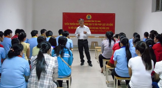 A legal consultation for workers and laborers in Tay Ninh. Photo: Tay Ninh Provincial Federation of Labor