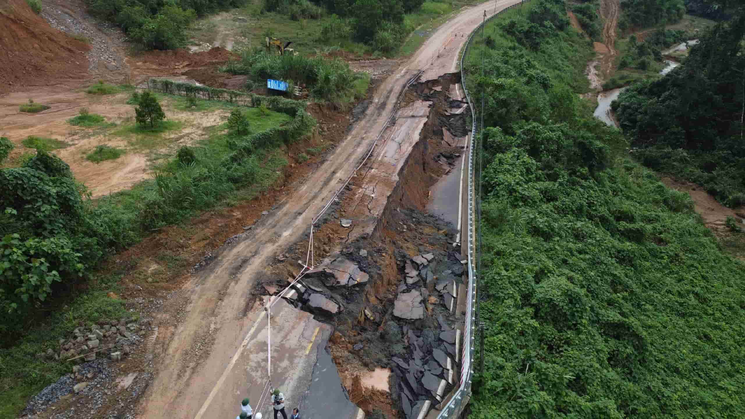 Despues de muchos dias de esfuerzos para superarlo el paso de Khanh Le solo tiene 7 puntos de deslizamiento de tierra. Foto: Huu Long