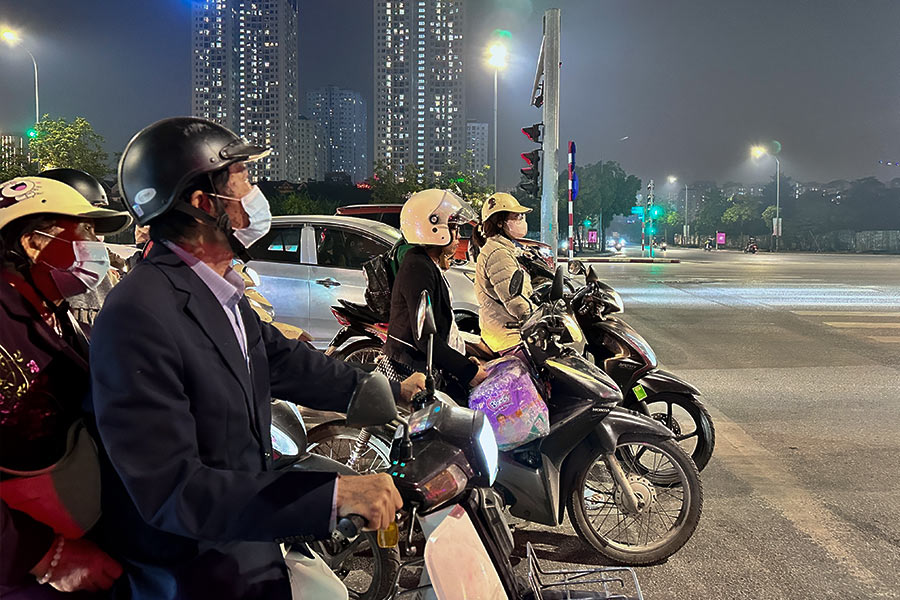 The air quality in Hanoi in the morning was at a poor level, and by the evening of November 30 it had not improved. Photo: Phuong Anh