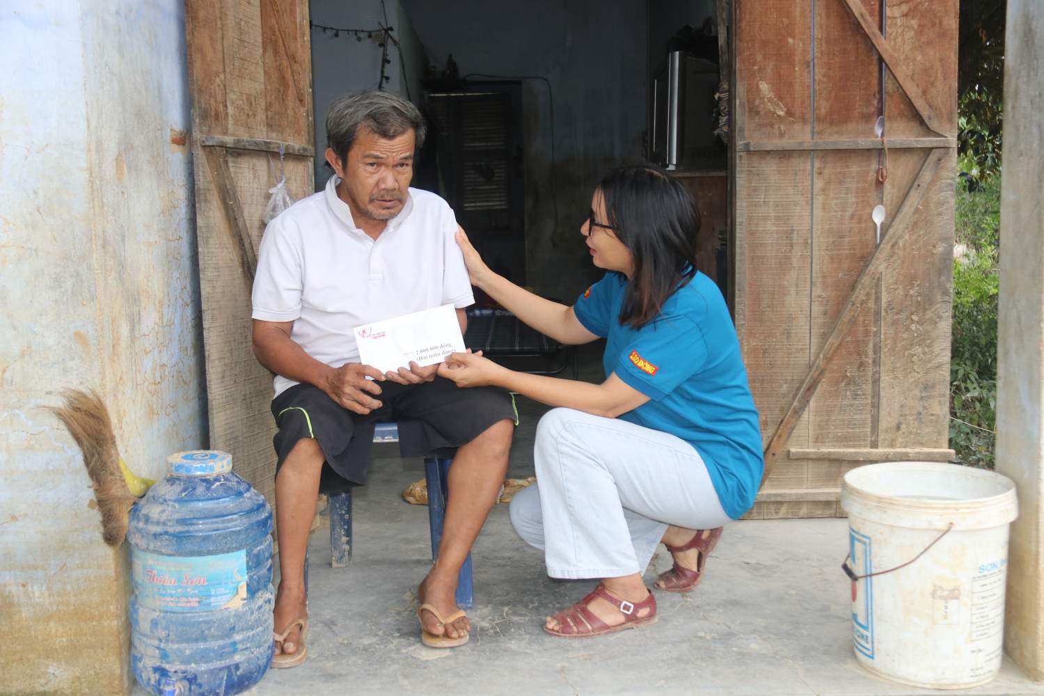 Representative of the Golden Heart Social Charity Fund - Lao Dong Newspaper presented support to Mr. Bui Ngoc Sang (60 years old, Tay village, Dien Dien commune) whose house was deeply flooded after the historic flood. Photo: Huu Long