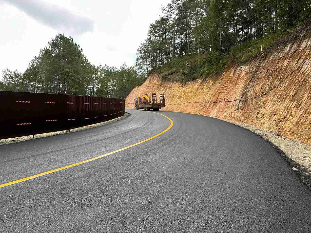 Duong tam duoc mo qua diem sat lo tren deo Mimosa duoc mo rong 8m dam bao phuong tien luu thong qua lai 2 chieu. Anh: Phuc Khanh