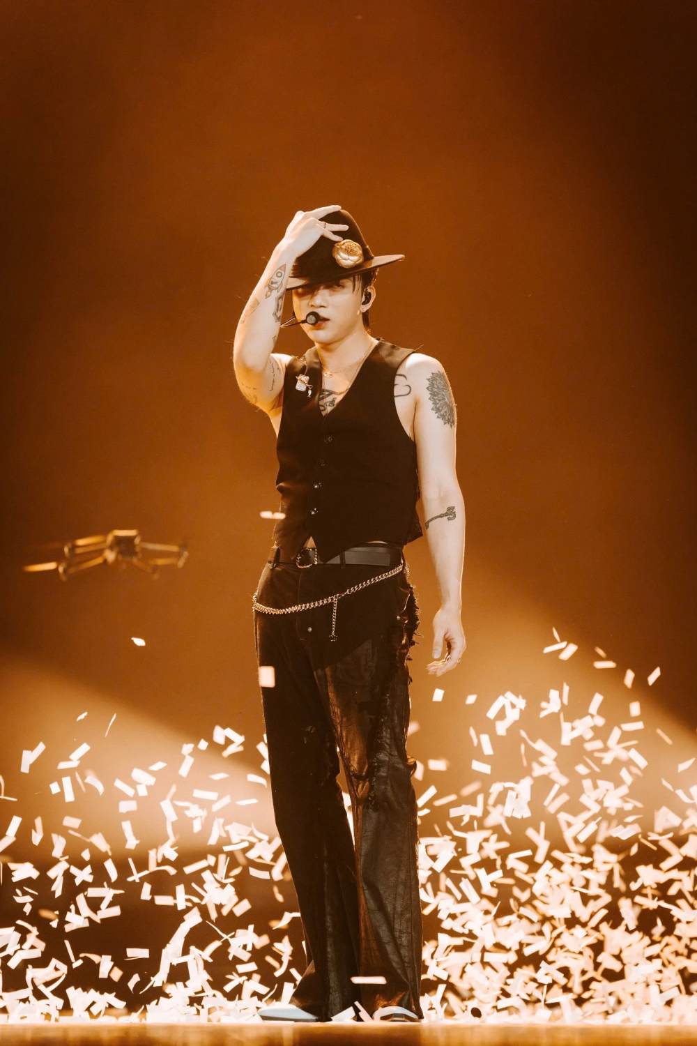 Soobin Hoang Son thang hoa trong dem dien. Anh: Ban to chuc.