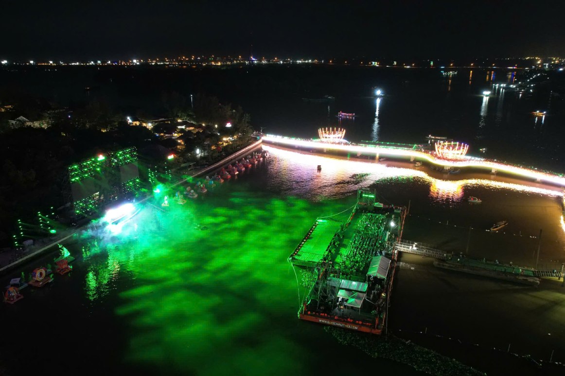 Sa lan co chieu ngang 20m, dai 85m, tai trong 3.600 tan. Anh: Ta Quang