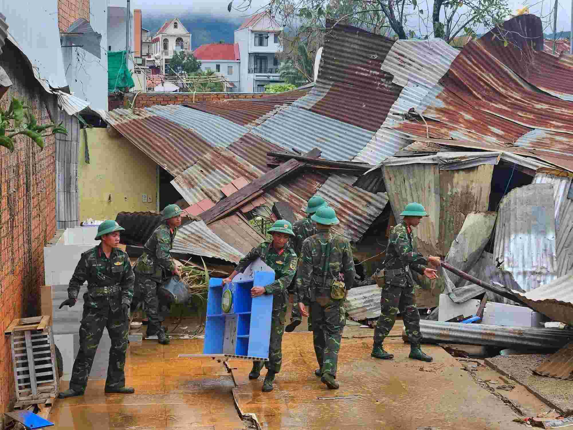 ラムドン省の軍隊が洪水被害の復旧を支援。写真:クオック・カイン