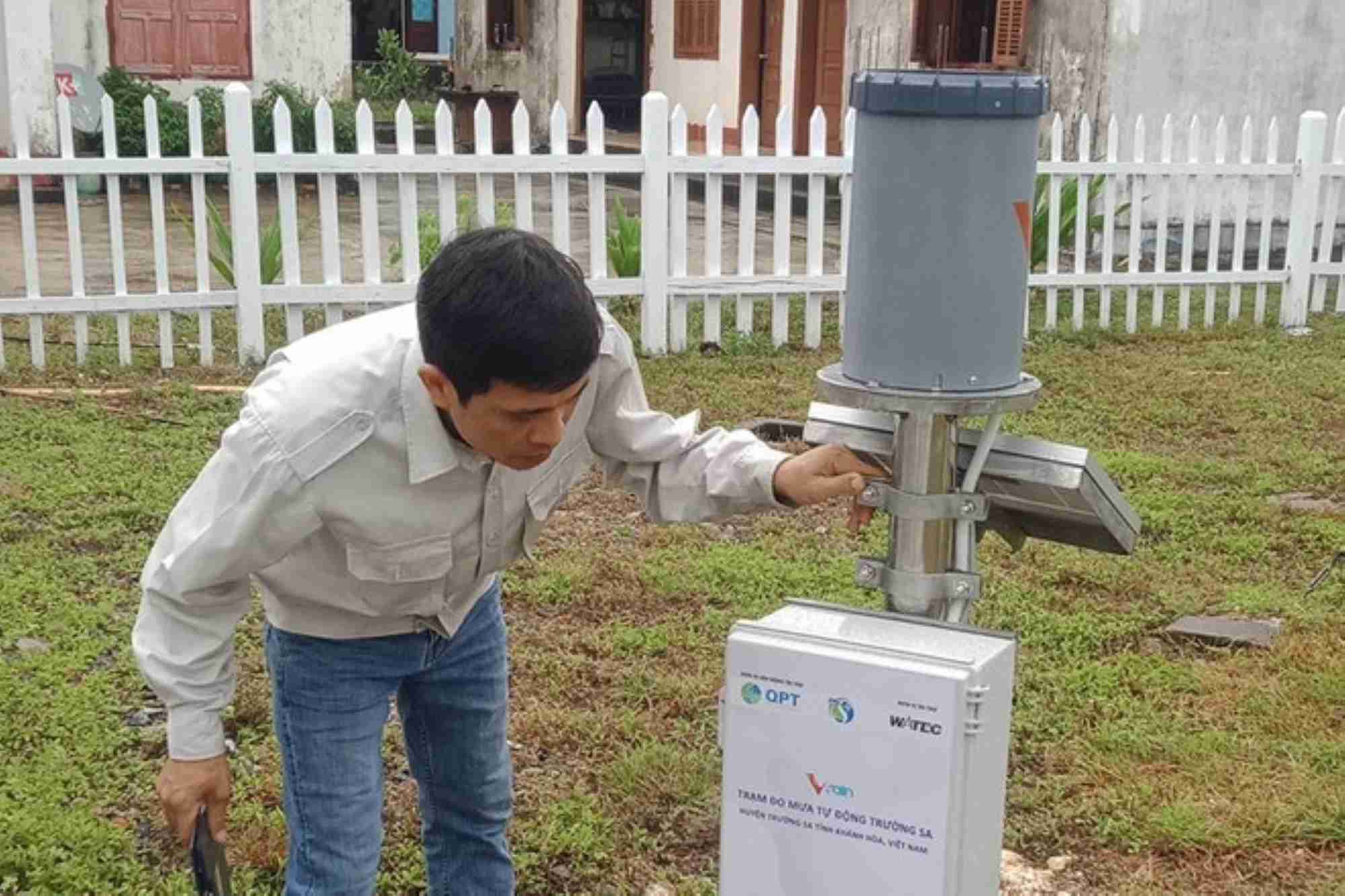 Quan trac vien Tram Khi tuong Hai van Truong Sa nghien cuu lap dat he thong do mua tu dong. Anh: TCKTTV