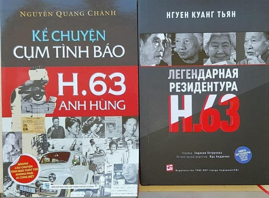 The Russian version of the book "The Legend of the Intelligence Cluster of Heroes H.63" by author Nguyen Quang Chanh was honored. Photo: Character provided