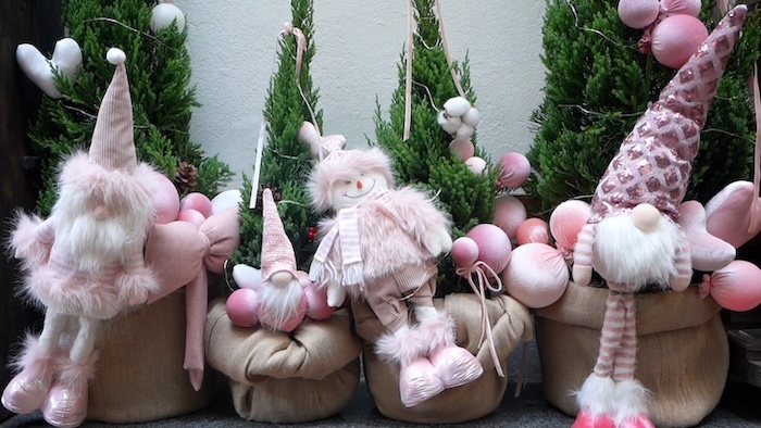 個人化の需要が急増、ユニークなクリスマスツリーを販売する店が早朝に火災