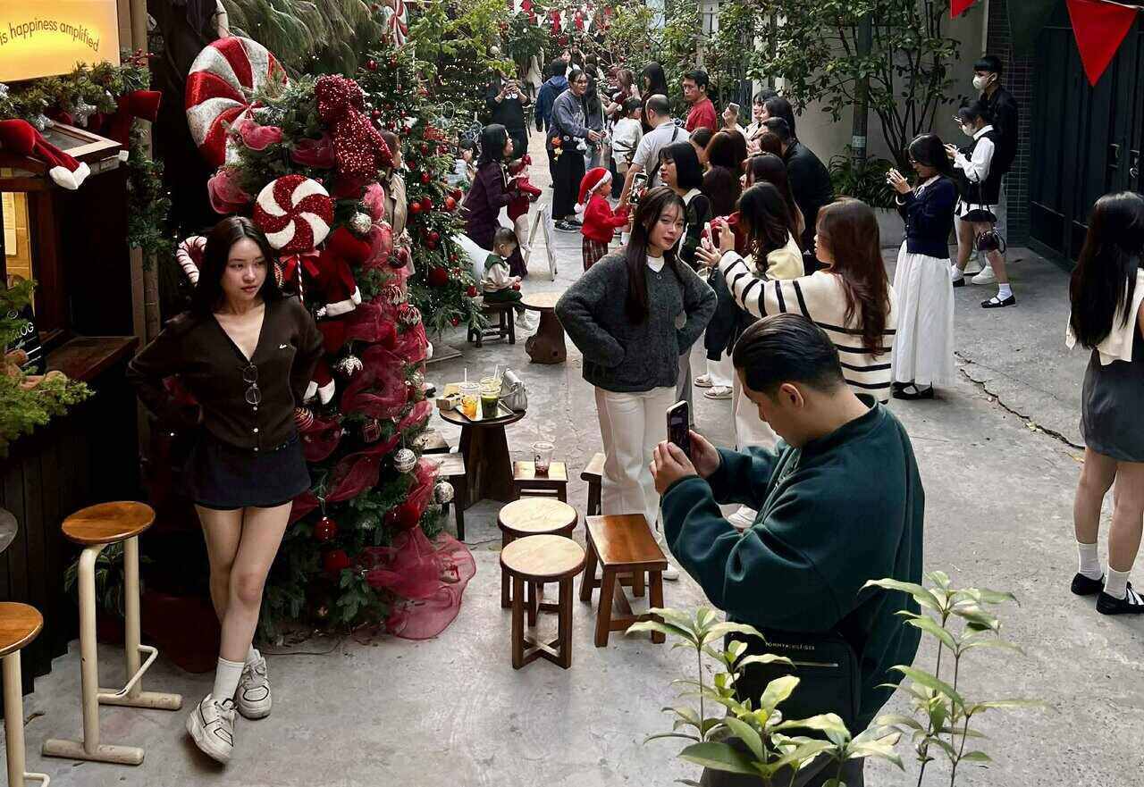 Con ngõ vỏn vẹn 100m kín khách check in Giáng Sinh ở Hà Nội