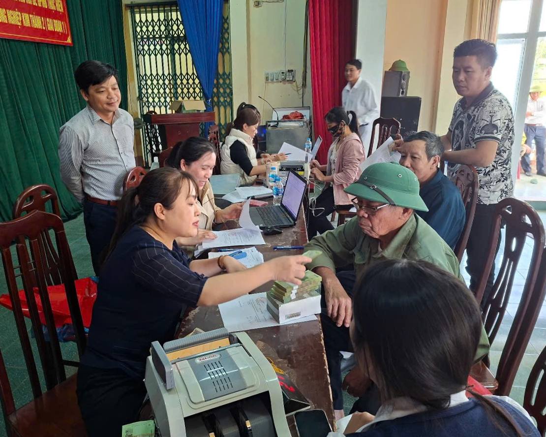 Kim Thanh コミューンは Nguyen Bao 村の世帯への支払いを継続しています。写真: Kim Thanh 通信所、ハイフォン市