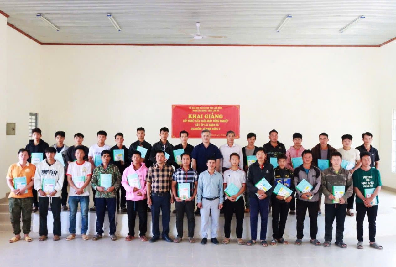 Hoc vien xa Dam Rong 2 nhan chung chi dao tao nghe sau khi hoan thanh cac khoa hoc. Anh: Phuc Khanh