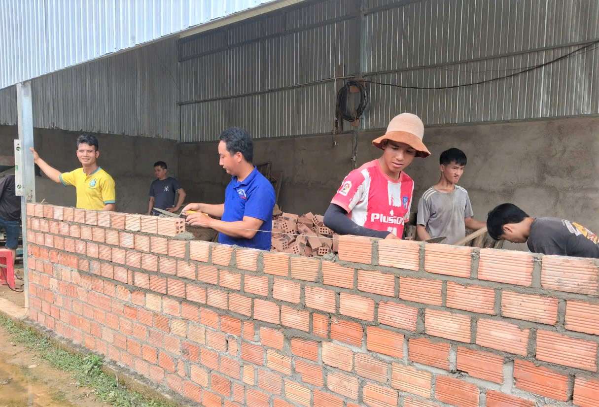 Hoc vien tham gia thuc hanh lop hoc nghe xay, op gach da do UBND xa Dam Rong 2 to chuc. Anh: Phuc Khanh