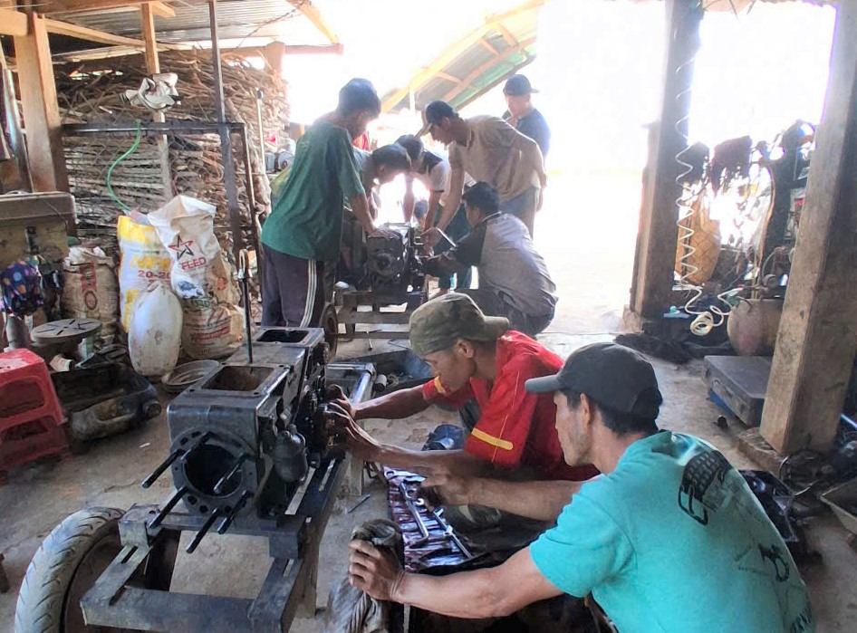 Hoc vien xa Dam Rong 2 cham chu tham gia thuc hanh lop dao tao nghe sua chua may nong nghiep. Anh: Phuc Khanh