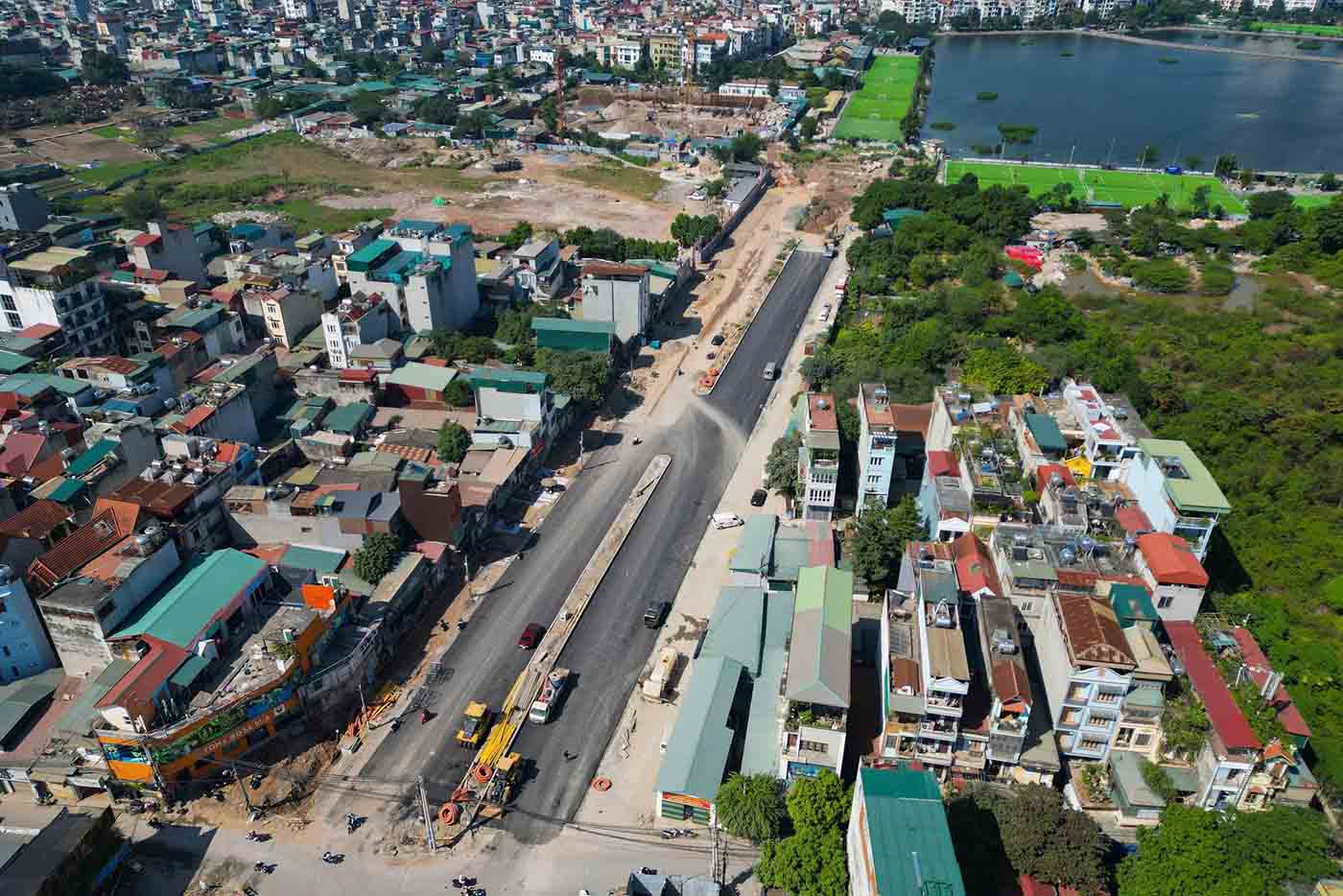 ハノイ環状道路2.5号線の最初の区間は、アスファルトが敷設され、粉塵や汚染が解消されました。写真:Song Huu