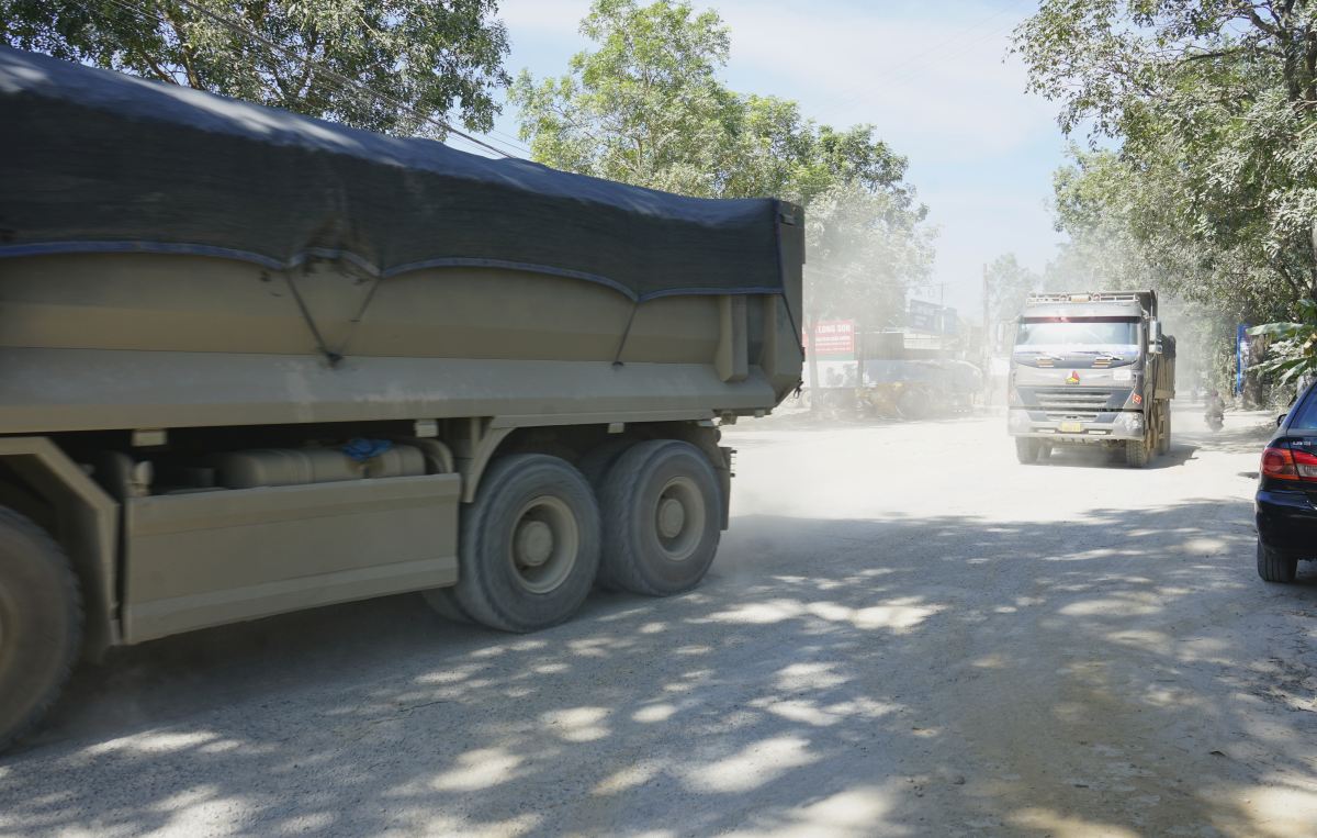 Camiones grandes circulan abastecidos por la carretera provincial 518 en Thanh Hoa. Foto: Quach Du