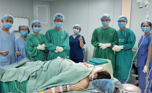 Doctors reattached the hand of a 34-week pregnant woman. Photo: Binh Duong General Hospital