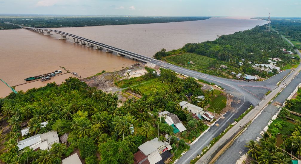 Du an xay dung cau Dai Ngai tren quoc lo 60 giup tao dong luc phat trien kinh te, xa hoi cho cac tinh duyen hai Nam Bo. Anh: Phuong Anh