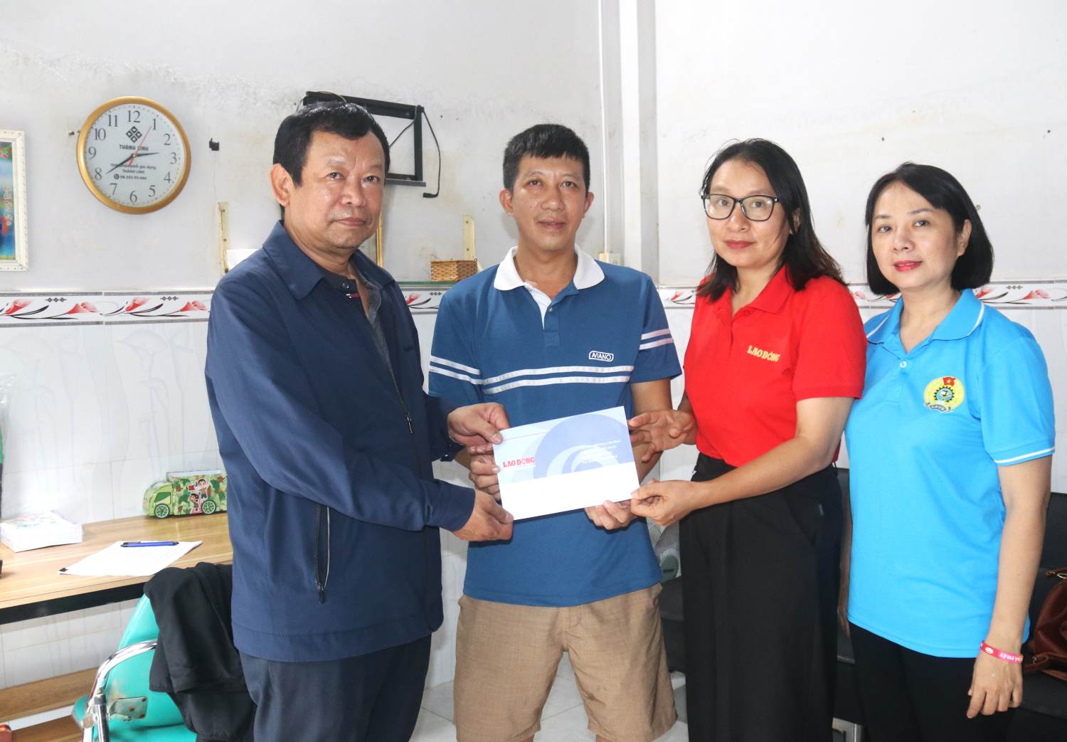 ゴールデン ハート ソーシャル社会基金は、カインホア省タイニャチャン区の賃貸住宅に住む労働者が洪水後に生活を再建できるよう支援しています。写真: フォン・リン