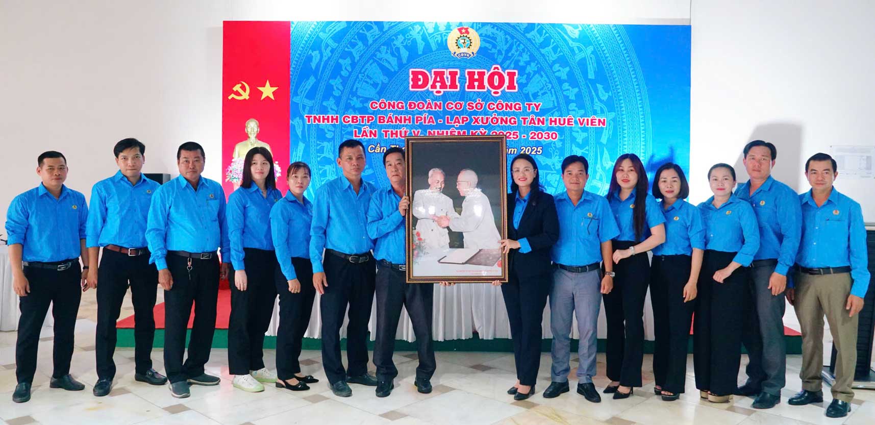 LDLD TP Can Tho tang tranh chuc mung dai hoi. Anh: Van Nhanh