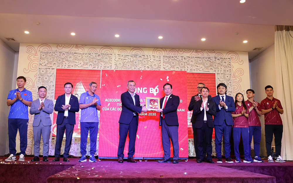 Cong ty Co phan Acecook Viet Nam tiep tuc dong hanh cung Lien doan bong da Viet Nam den nam 2030. Anh: Thanh Vu