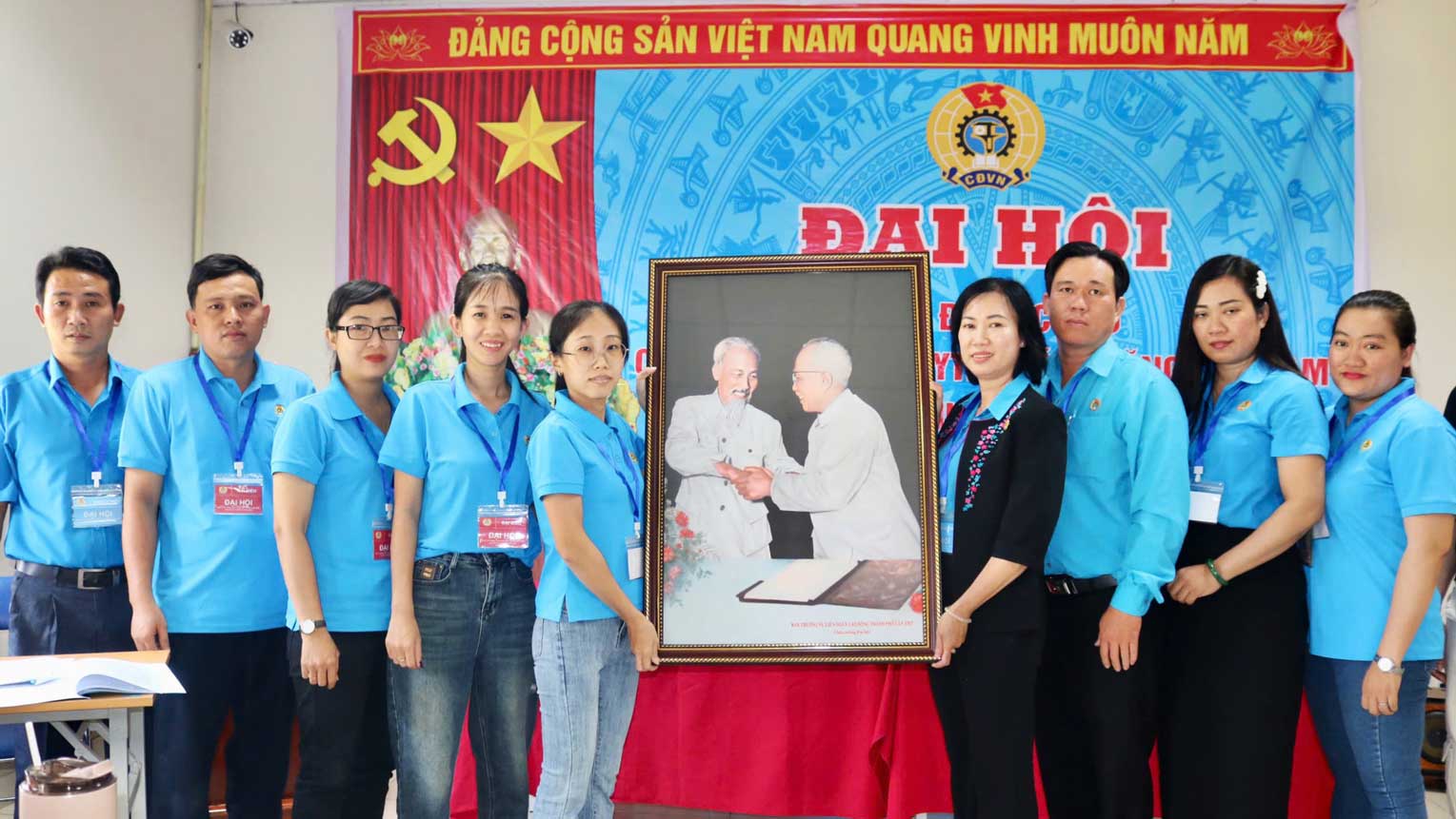 LDLD TP Can Tho tang tranh chuc mung Dai hoi CDCS Cong ty TNHH Luckytex Soc Trang Viet Nam. Anh: LDLD TP Can Tho