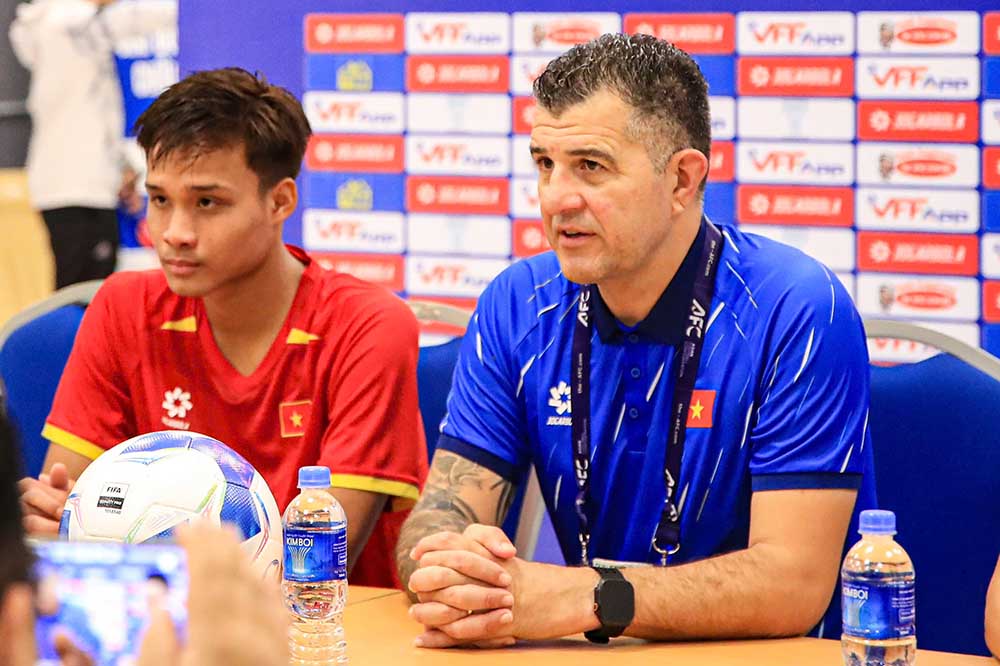 Coach Roland of U17 Vietnam attended the press conference after the match with U17 Malaysia. Photo: Minh Dan