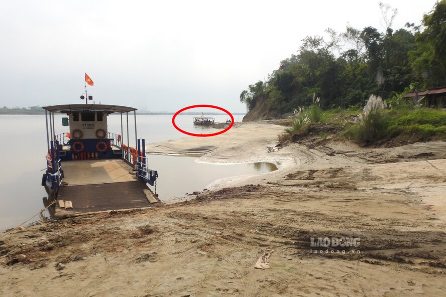 Ben do Tinh Cuong phai di chuyen ben don tra khach vi nuoc song can. Anh: To Cong.