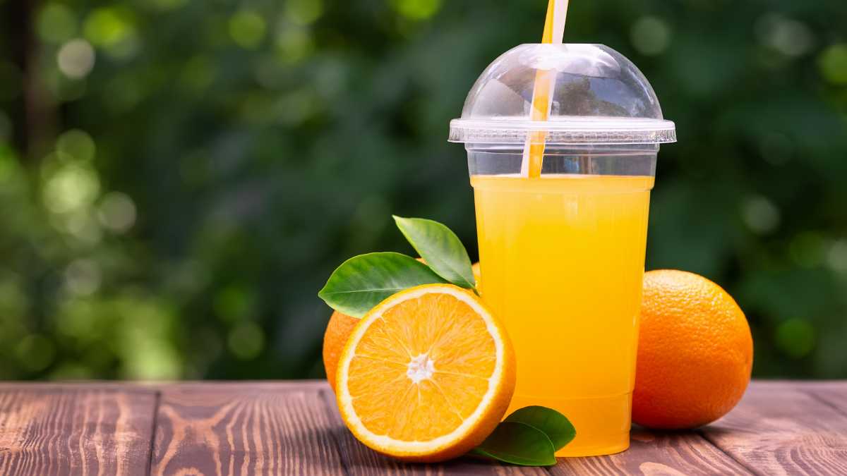 Drinking orange juice properly supports liver health, but does not replace medical treatment. Photo: Canva