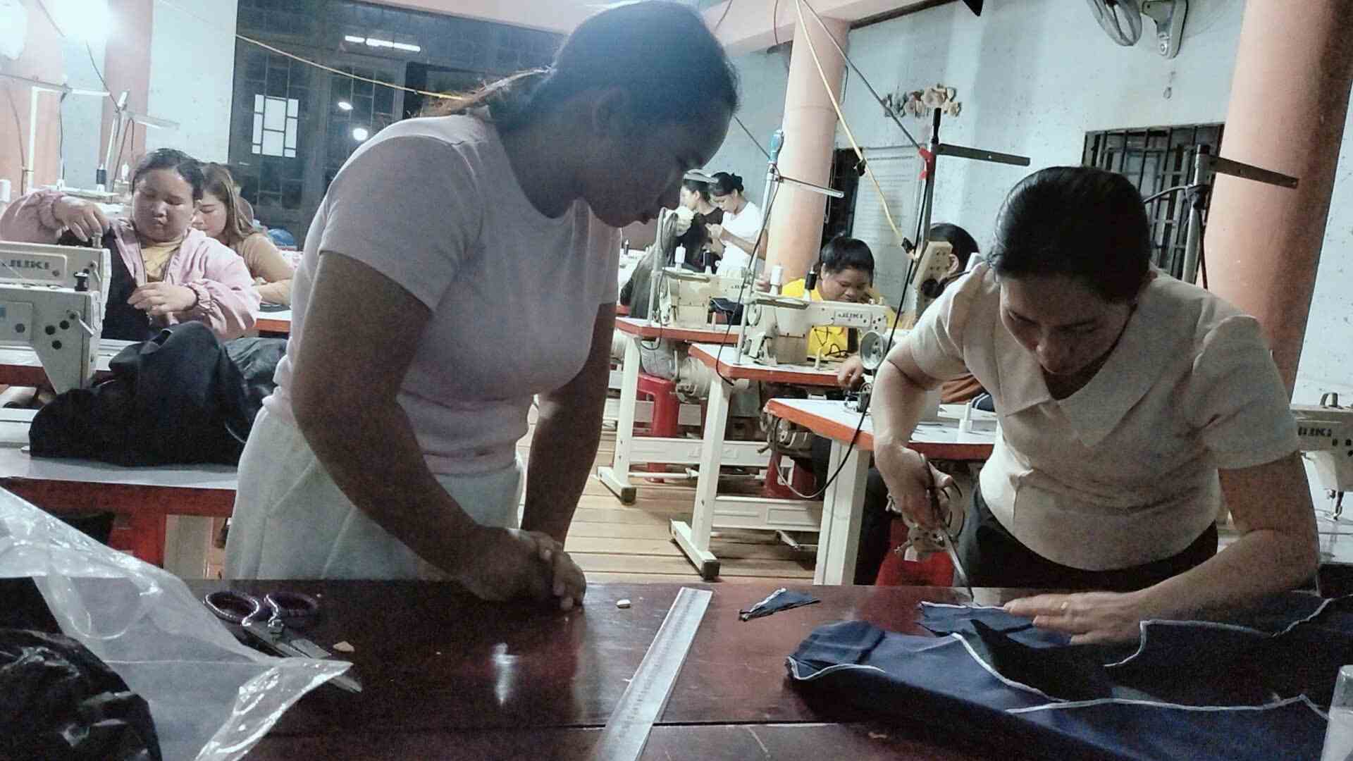 Nghe may mac duoc xem la su lua chon hang dau cho lao dong nu o vung nong thon. Anh: Long Du